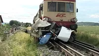 Patru persoane, între care doi copii, rănite după ce mașina în care erau a fost lovită de tren