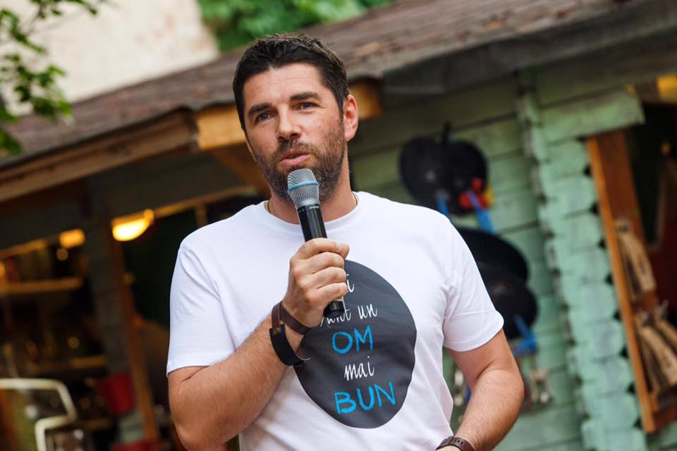 Ce studii are, de fapt, Alex Dima. Îți vei schimba radical părerea despre prezentatorul emisiunii România, Te Iubesc de la Pro TV