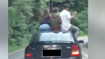 Teribilism pe Transfăgărășan! Patru tineri filmați pe plafonul unei mașini în mers