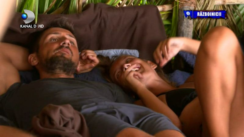 S-a format primul cuplu de la Survivor România?! Colegii i-au dat de gol: “E o clipire diferită în ochi. Se vede diferența, oricum!”