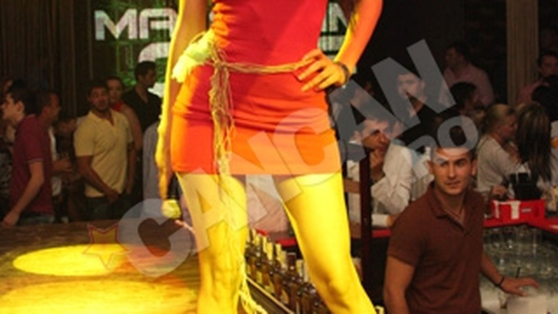Iubita lui Varciu, atacata de DJ Harra, in Crema Summer Club