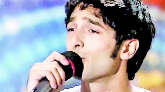 Gheorghe Vijai este oaia alba a unui clan din Ploiesti. Fiul ghicitoarei Spania, in semifinale la "Romanii au talent"