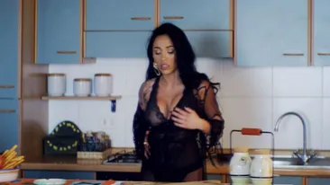 Lui Ruby i-a luat foc terasa noii sale locuințe! A scos din buzunar 200.000 de EURO cash