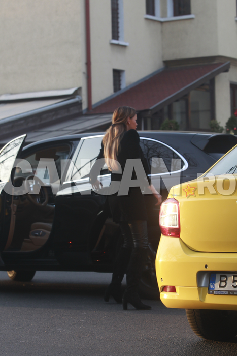 BIANCA DRĂGUŞANU atrage privirile ca un magnet! Cum a fost fotografiată pe stradă
