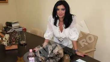 Bahmu si-a golit poseta pentru cancan.ro!  Vezi ce cosmetice are in geanta si cata apa cara dupa ea!