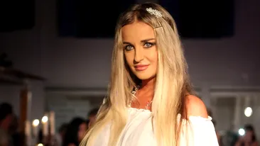 Tania Budi, din nou pe podiumul de moda. Vezi cum s-a descurcat blonda fata de celelalte modele