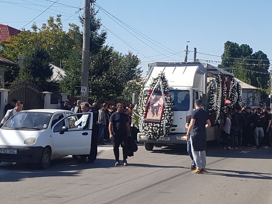 Interlopii au trimis zeci de coroane funerare la înmormântarea lui Ion Duduianu