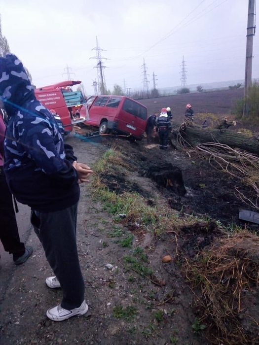 Accident violent pe DN1. Un om a murit, iar alți 4 au fost răniți grav după ce dubița în care erau s-a zdrobit de pom