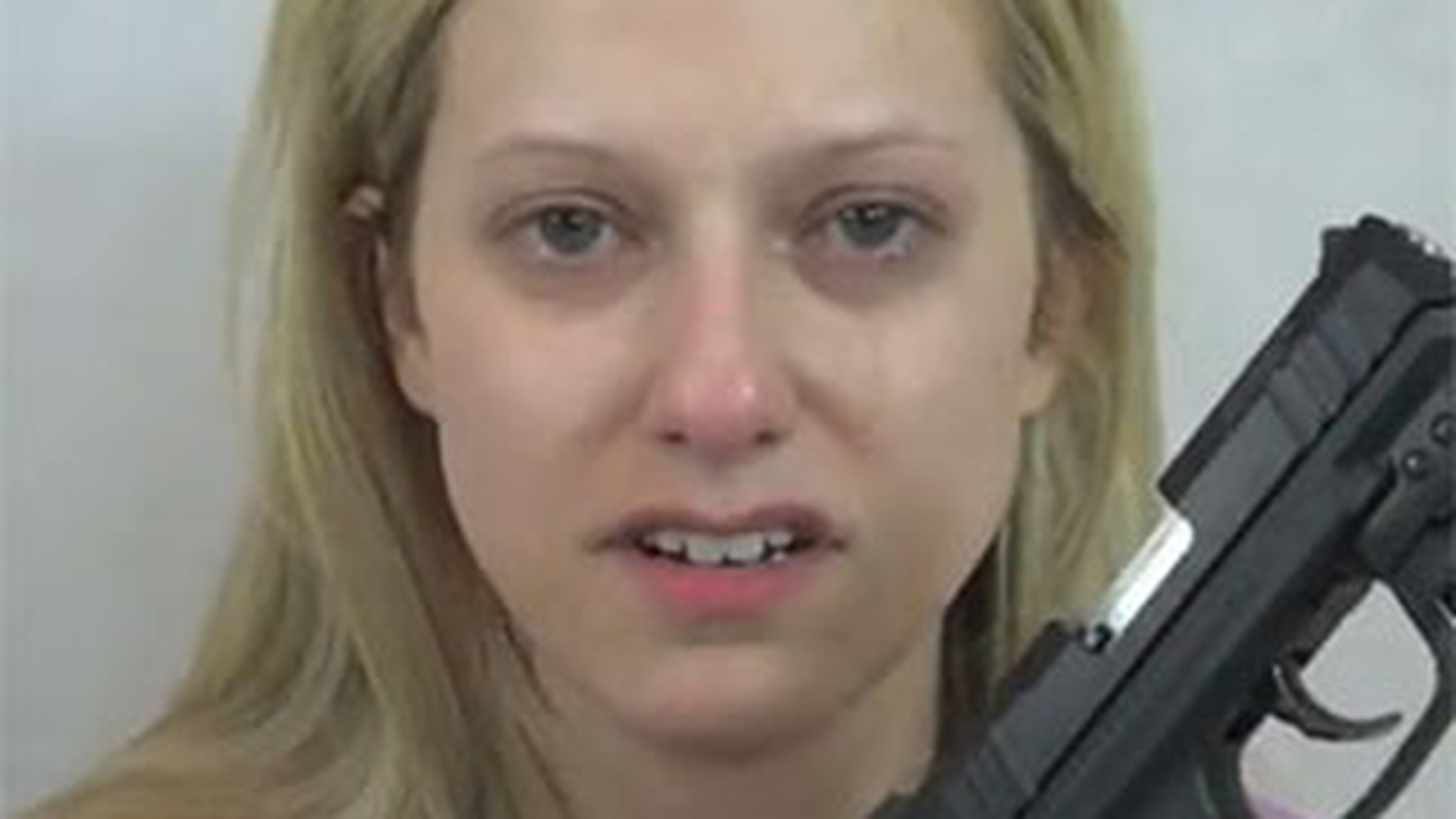 VIDEO CUTREMURATOR! Isi ameninta tatal cu moartea, dupa ce acesta a violat-o timp de 9 ani!