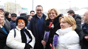 Victor Ponta și Corina Crețu au strâns semnături pentru PRO România în Piața Obor