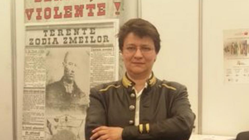 Ambulanța neagră în București. Prima reacție a scriitoarei care a fost snopită în bătaie la Gara de Nord