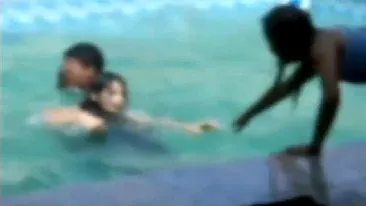 Două adolescente se zbat între viaţă şi moarte, după ce aproape s-au înecat într-o piscină din Capitală!