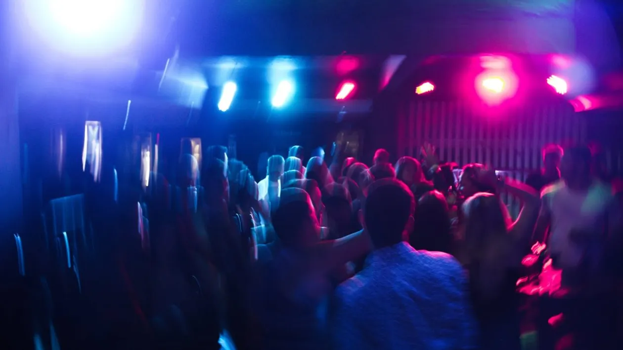 „Pericolele” din cluburile de pe litoral! Cum a fost găsită o tânără pe stradă. „Umbla dezbrăcată, sângerândă şi urla pe trotuar”