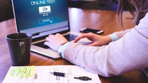 Elevi revoltați pentru că au primit un test online la ora 22:41! „Doamnă, majoritatea dorm la ora aceasta”