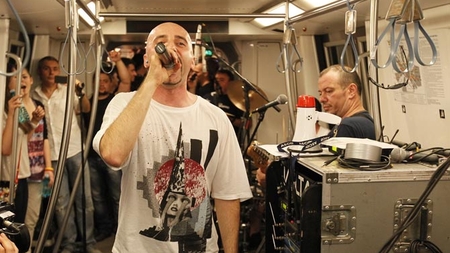 Sute de oameni si-au varsat nervii pe George Vintila! Huiduieli, injuraturi, nervi si fani dezamagiti, la concertul Voltaj in metrou! "Cu George la puscarie!"