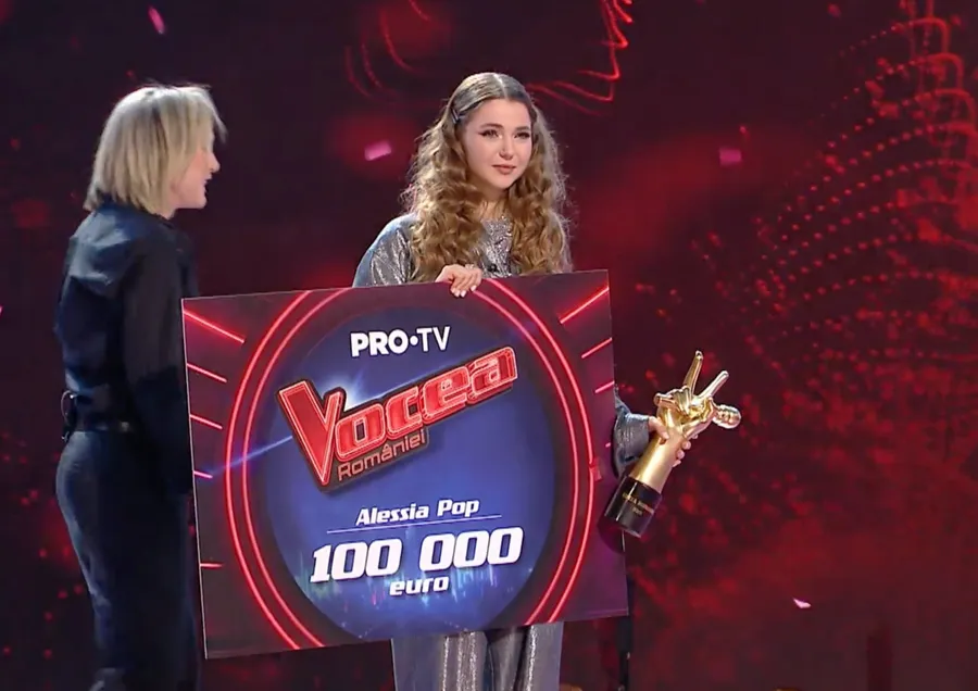 Alessia Pop, după ce a primit trofeul de la Patricia Kass. Sursa foto: Captură Pro TV