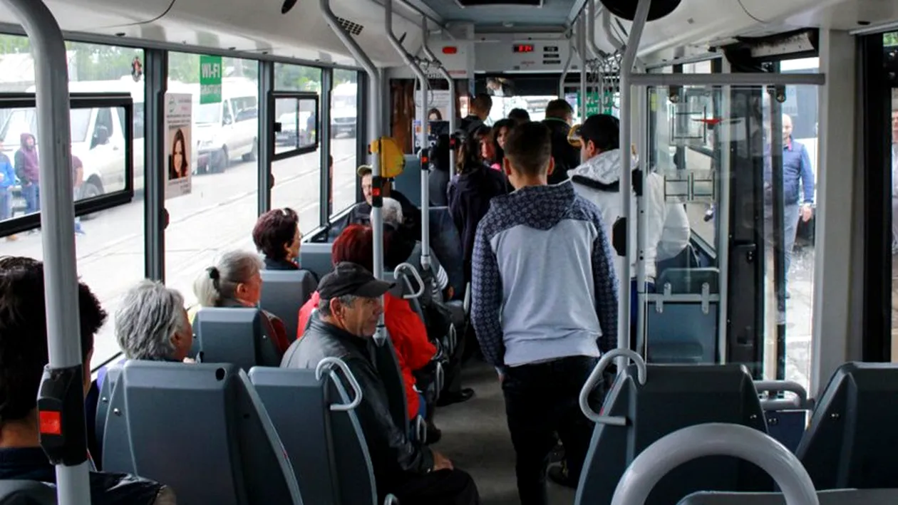 Scene halucinante în autobuzul 47 din Iași. Cum s-au răzbunat călătorii pe o pensionară care ocupa un scaun cu sacoșa de cumpărături