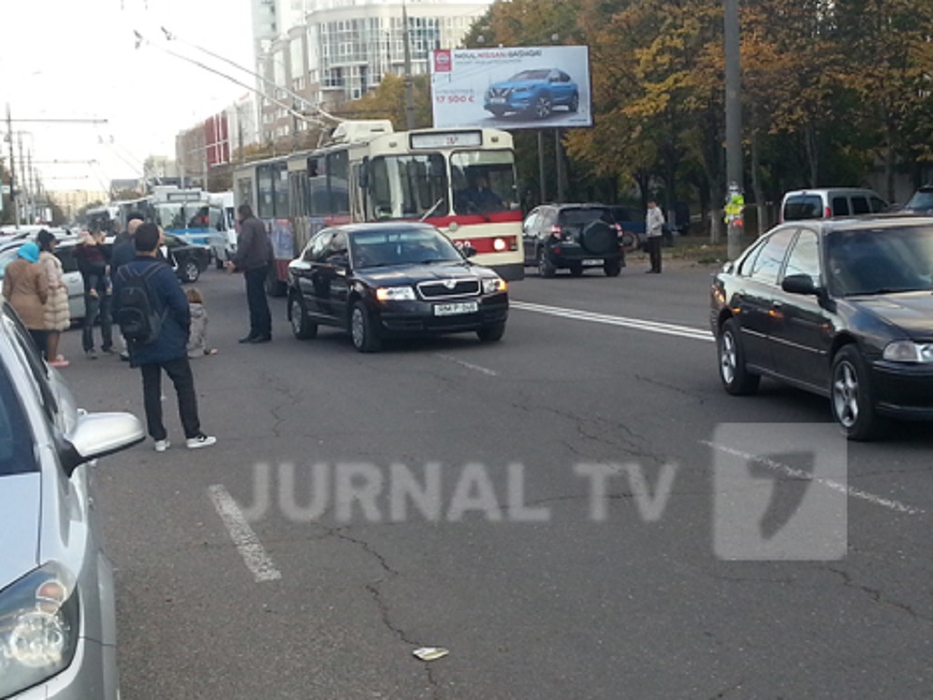 FOTO / Accident teribil! O maşină a Guvernului a lovit o femeie cu un copil în braţe! Gestul scandalos făcut de şofer după incident