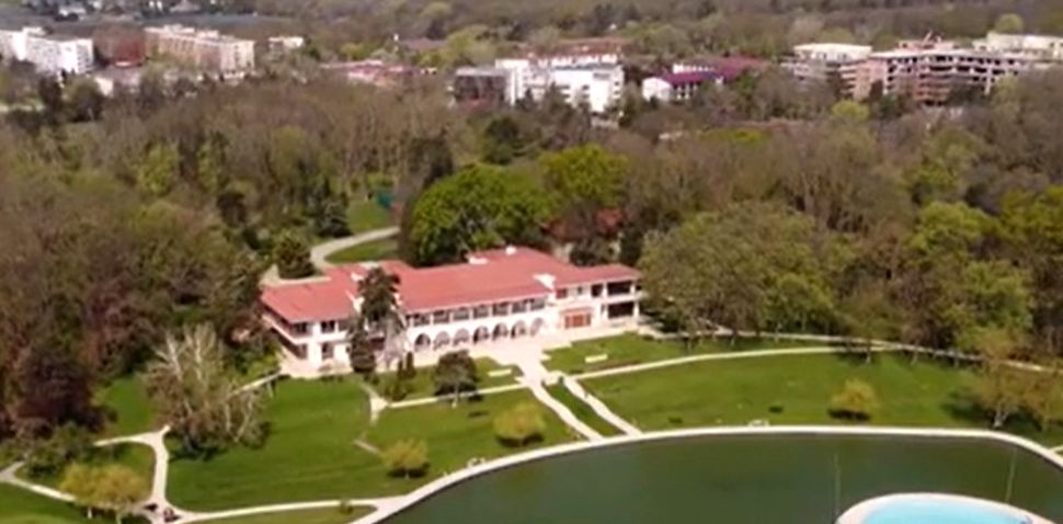 Cum arată vilele în care va locui de acum Nicușor Dan? De la chirie la piscină, plajă privată sau cinematograf
