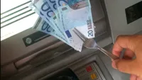 Atentie! Ultimele metode folosite pentru jafurile de la bancomat: “furculita” si “ata”! Vezi cum te poti feri!