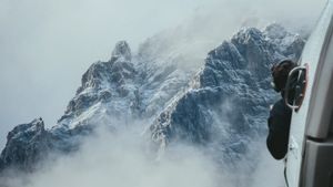 Tânărul dispărut în Munții Bucegi a fost găsit. Băiatul de doar 19 ani este teafăr 