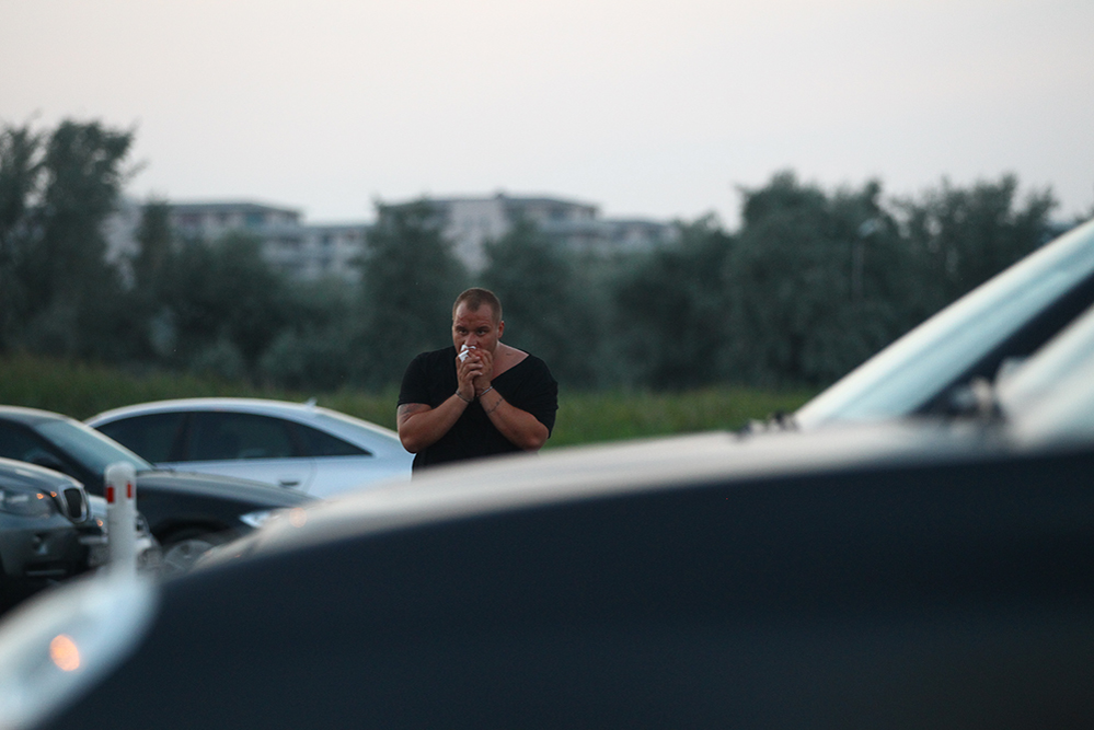 Dan Petrache, încercând să îşi oprească sângerarea după ce a fost bătut, în 2013