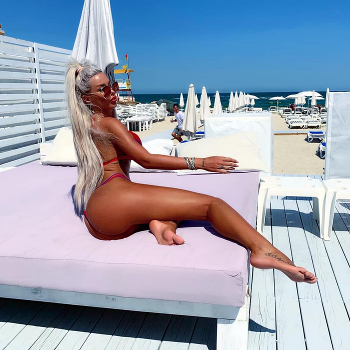 Loredana Chivu a fost fotografiată în timp ce făcea baie, în cadă! Imaginile +18 au fost făcute publice
