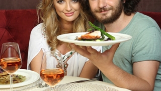 Florin Dumitrescu, cel mai tanar jurat de la MasterChef, si-a cunoscut iubita la o degustare de melci! Vezi ce spune despre desertul pe care l-a creat special pentru ea