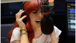 ELENA GHEORGHE l-a urcat pe masă pe ANDREI GHEORGHE! Imagini cu realizatorul radio dansând machedoneste 