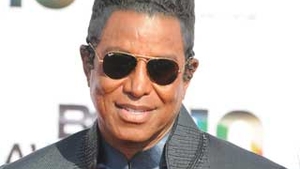 Fratele lui Michael Jackson, Jermaine, nu mai poate dormi cu lumina stinsa de cand a fost vizitat de fantome!