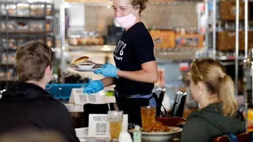 Gata, e oficial: Terasele se redeschid de luni în România. Vești proaste: Câți oameni pot sta la o masă