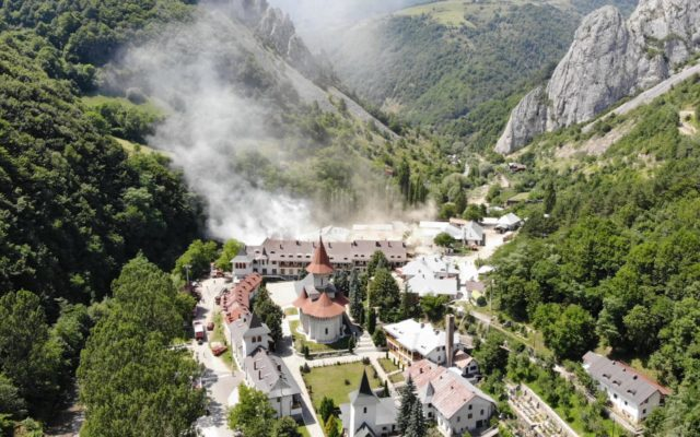 Incendiul de la Mănăstirea Râmeţ a fost stins după 7 ore. Jumătate din acoperișul ars s-a prăbușit