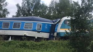 Trei persoane au murit și alte câteva zeci au fost rănite, după ce două trenuri s-au ciocnit frontal