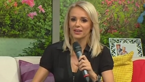 CATRINEL SANDU, prima apariţie la TV după ce şi-a făcut un „upgrade“ la nivelul bustului şi şi-a pus silicoane