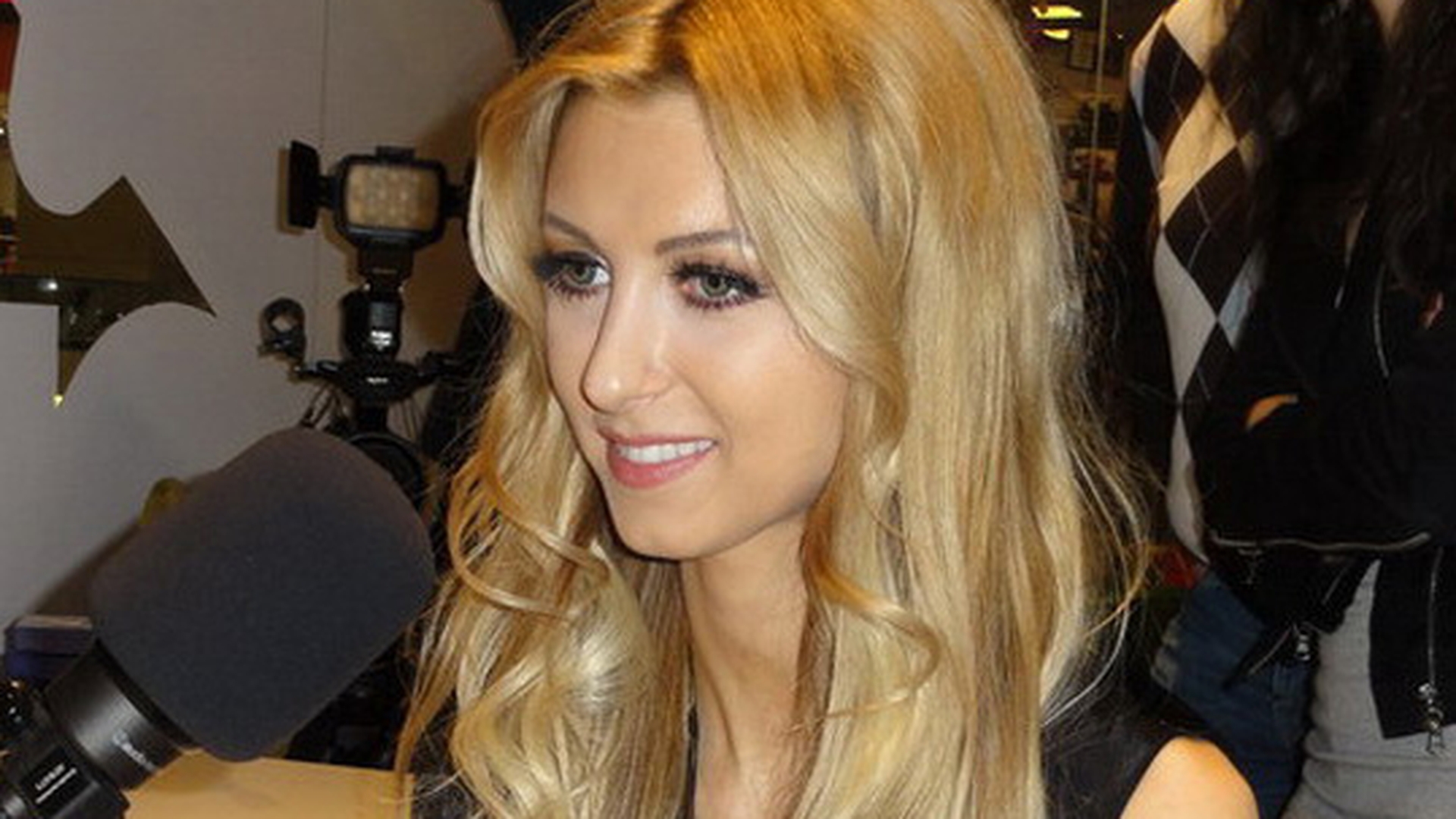 Andreea Balan, la bratul unui barbat trecut de prima tinerete! "M-a ajutat acum 20 de ani!"
