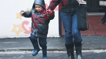 Sanda Ladosi isi asorteaza tinuta cu cea a fiului ei, Bogdan