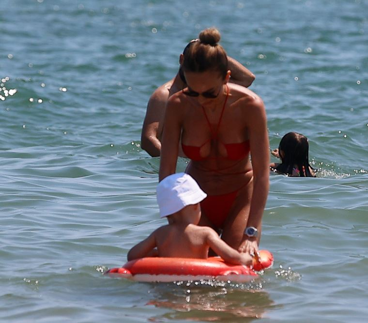 Monica Orlanda, în apă alături de fiul ei, Mathias (Foto: CANCAN.RO)