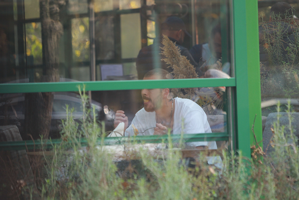 După ce a alimentat, Denis Alibec a luat și prânzul, tot în benzinărie