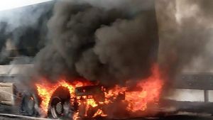 Imagini de groază. Un camion a izbucnit în flăcări pe autostradă. Traficul a fost blocat