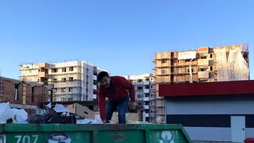 LIVIU VÂRCIU caută şi nu găseşte! A intrat într-un container cu gunoi şi…