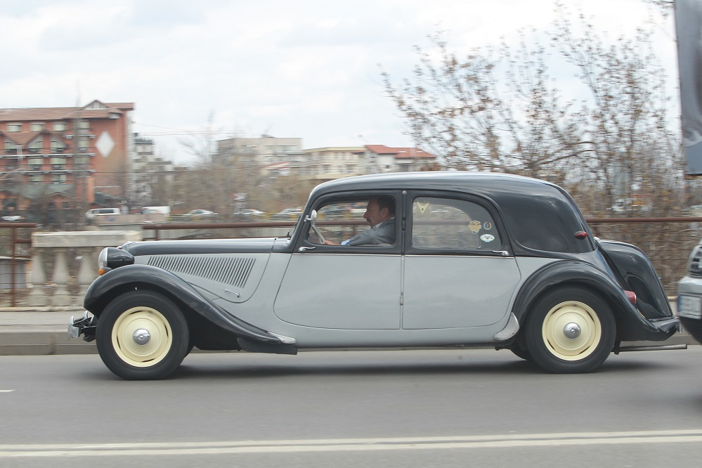 Omul de afaceri Marian Alecu, la volanul unui răvășitor Citroën interbelic