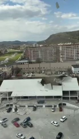 Un fenomen rar s-a produs în Râmnicu Vâlcea: un vârtej de vânt, asemănător unei tornade la scară mică, a distrus acoperișul unei parcări. sursă foto: captură video