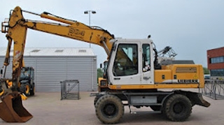Un muncitor a murit dupa ce anvelopa unui excavator i-a explodat in fata