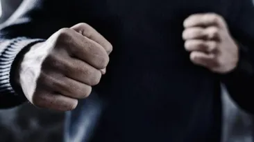 Un agent șef ar fi bătut cu bestialitate un tânăr din Bacău, pe care îl bănuia că ar fi furat un sac cu fân