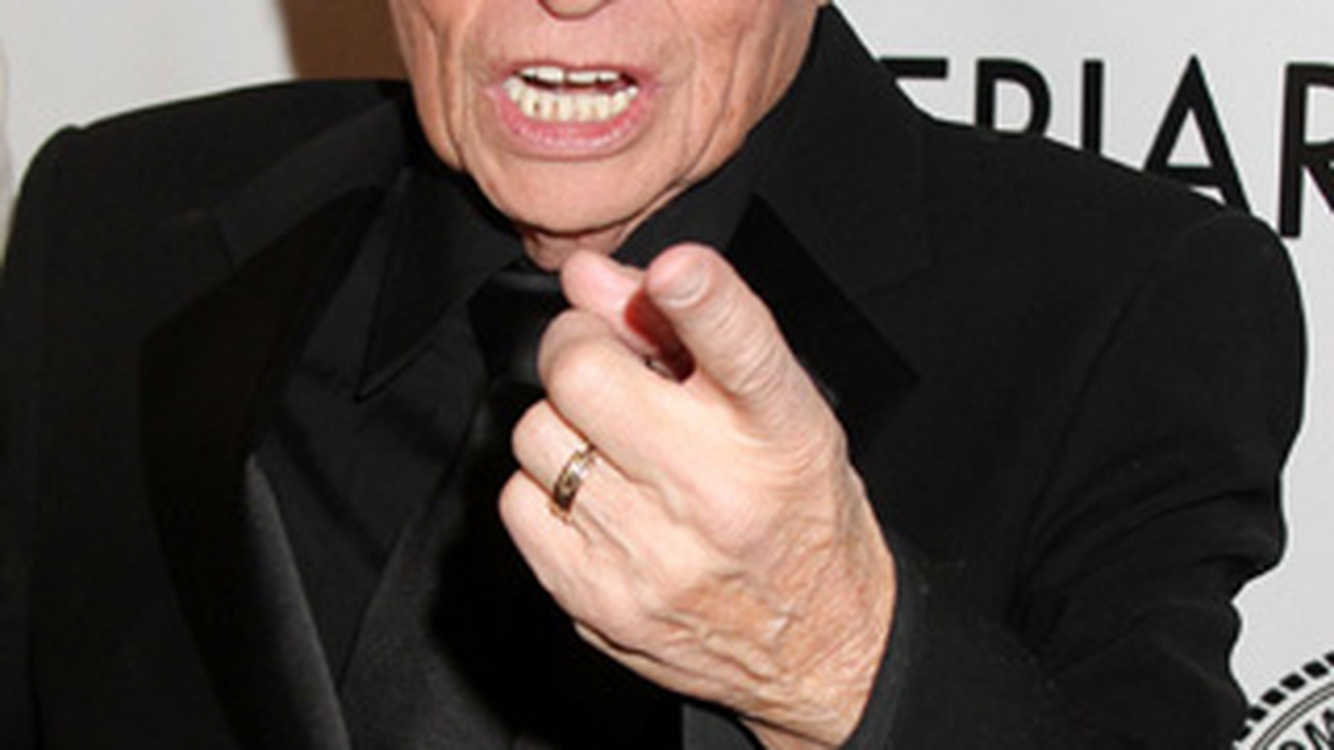 O jurnalista s-a strofocat minute in sir sa-l ridice in brate pe Larry King. Vezi daca a reusit