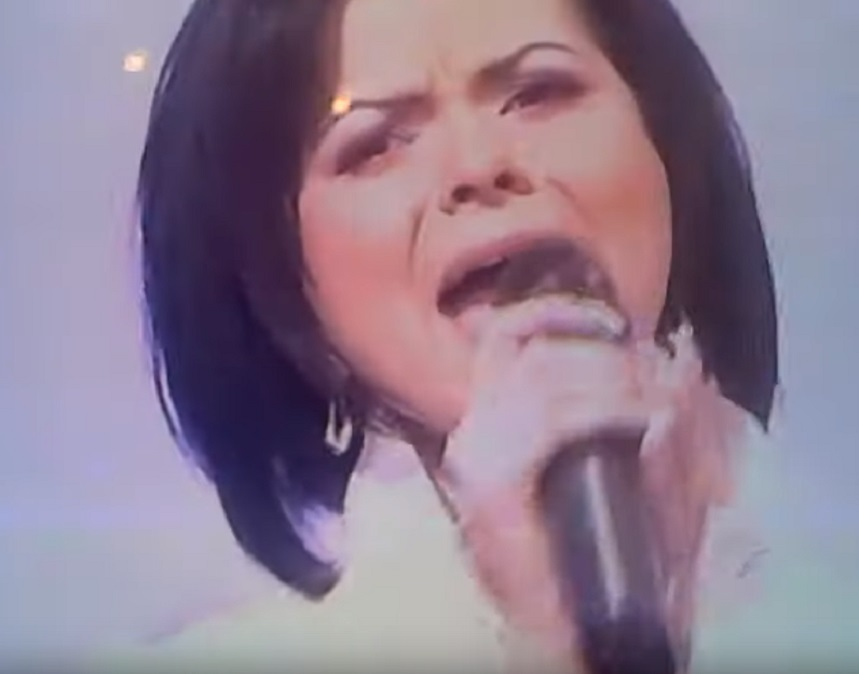 Cum arăta Inna, la debutul muzical. Fanii o acuză că s-a transformat într-un băiețel!