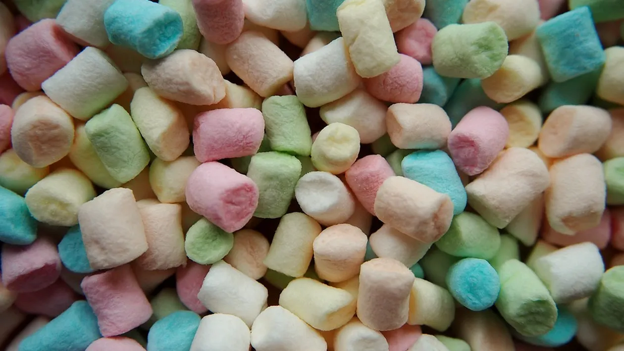 A murit înecată cu bezele! Cea mai nouă provocare pe internet provoacă victime