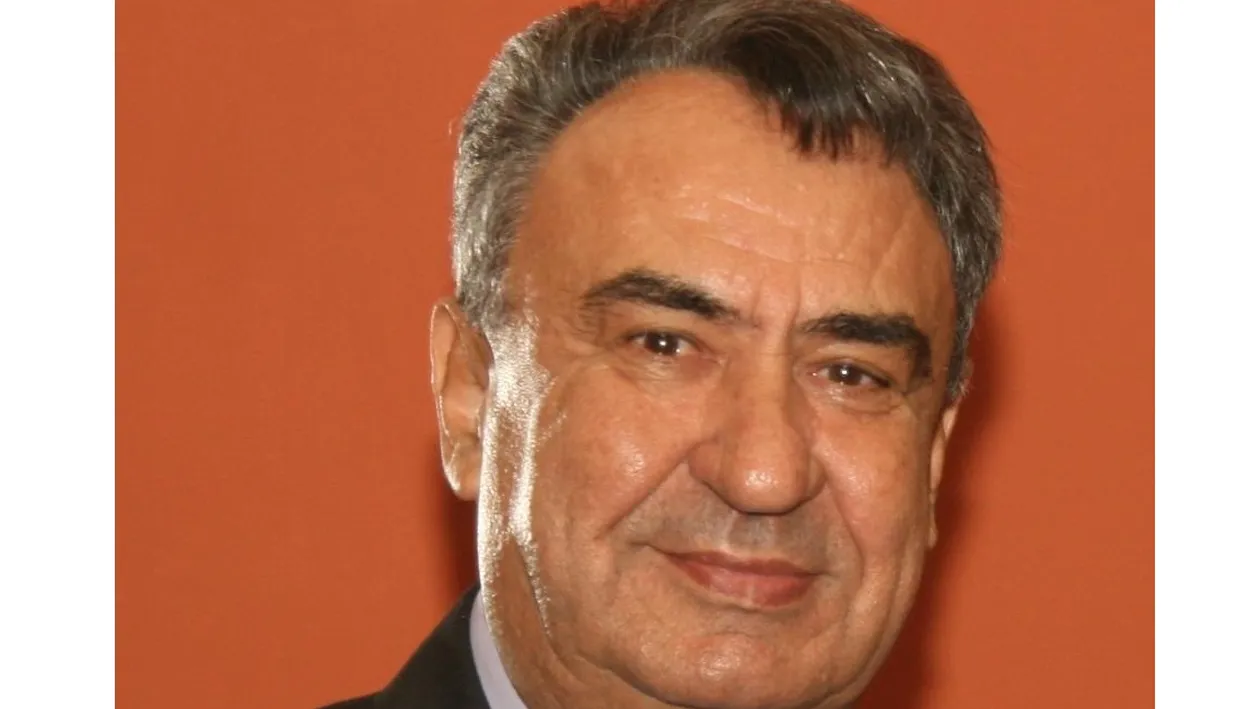 Cum s-a rasturnat caruta cu artisti la Revelion? Noi aveam faclii in maini si cand a dat sa intoarca... Vezi continuarea!