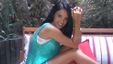 Ce neagra te-ai facut Adelina Pestritu, in toata splendoarea ei la piscina! Formele brunetei i-a scos din minti pe barbati