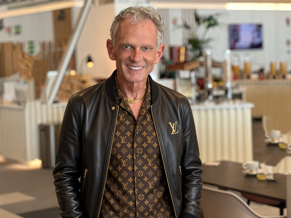 „Când a murit mama au fost comentarii că a murit din cauza mea”. Leonard Miron a devenit ofițer de probațiune în Marea Britanie